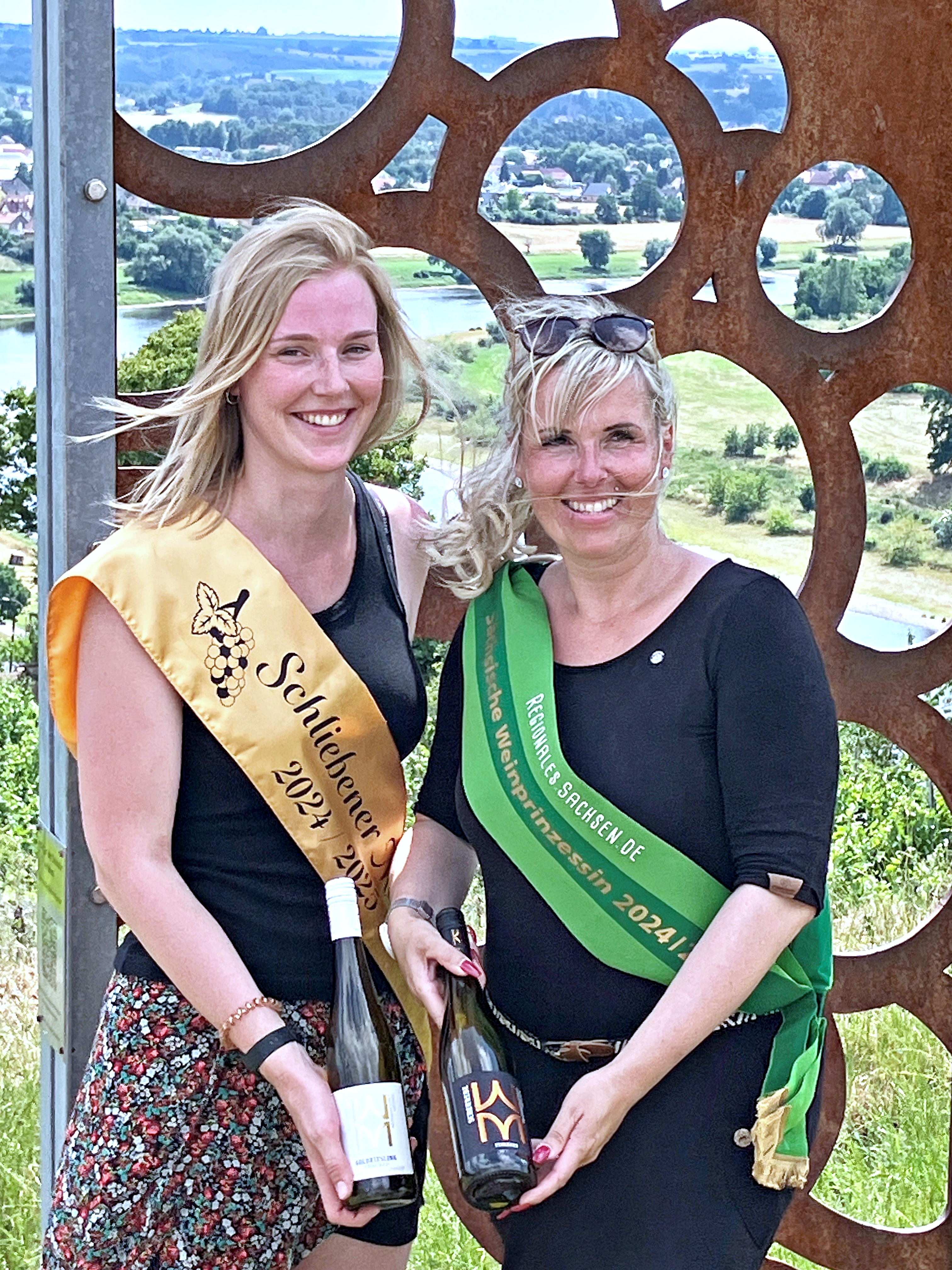 Die Schliebener Moie Franziska Böhme und die sächsische Weinprinzessin Antje Peschel (r.) werden die Wahl der 1. Elbe-Elster-Weinkönigin begleiten. Foto: Heike Lehmann